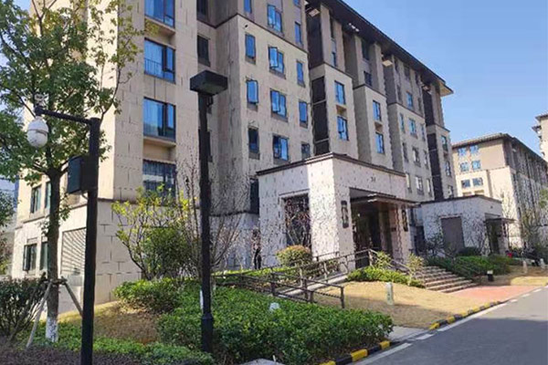 金輝優(yōu)步湖畔門窗欄桿百葉工程